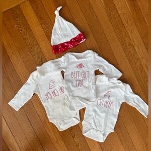 🟡 6 for $30 Christmas themed 3-pack long sleeve onesie plus hat 3-6 months